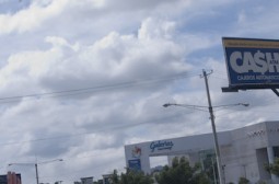 Links das Versprechen die Armut zu reduzieren, rechts das modernste Einkaufszentrum fr die Reichen.