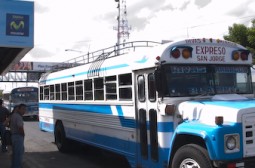 Die ihre ausgedienten Schulbus nach Nicaragua exportieren, wo sie als ffentlich Bus dienen und...