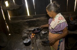 Gekocht wird mit Brennholz und meistens viel l.