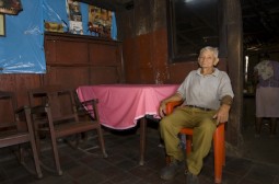 Oft herrscht klare Rollenteilung: Der Mann arbeitet draussen, die Frau arbeitet drinnen - und draussen...