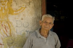 Der Censada-Sticker weist auf die letzt Volkszhlung hin. Eine Geburtsurkunde hat Don Lolo aber nicht.