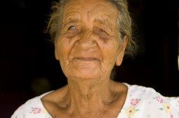 Das Sehen bereitet ihr zunehmend Mhe, darum bleibt sie meistens im Haus.